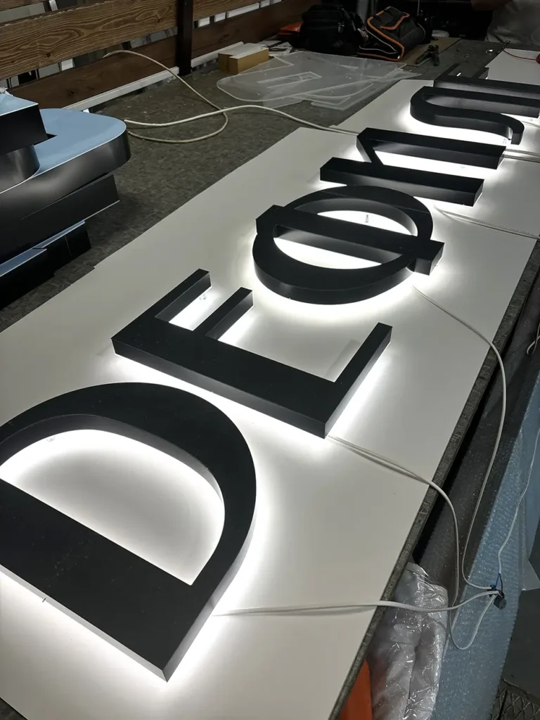 Буквы с контражурной подсветкой "Dефиле"