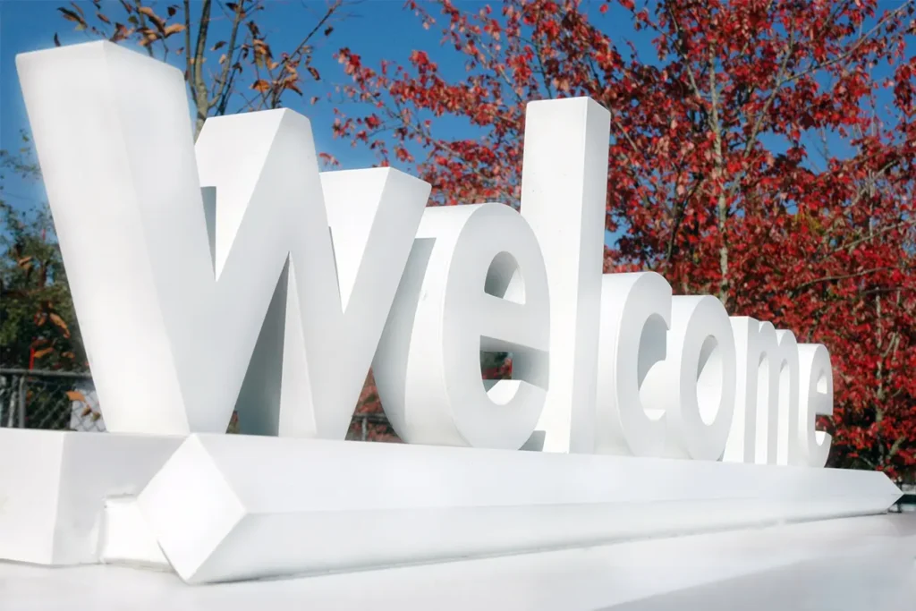 Ландшафтные буквы "Welcome"