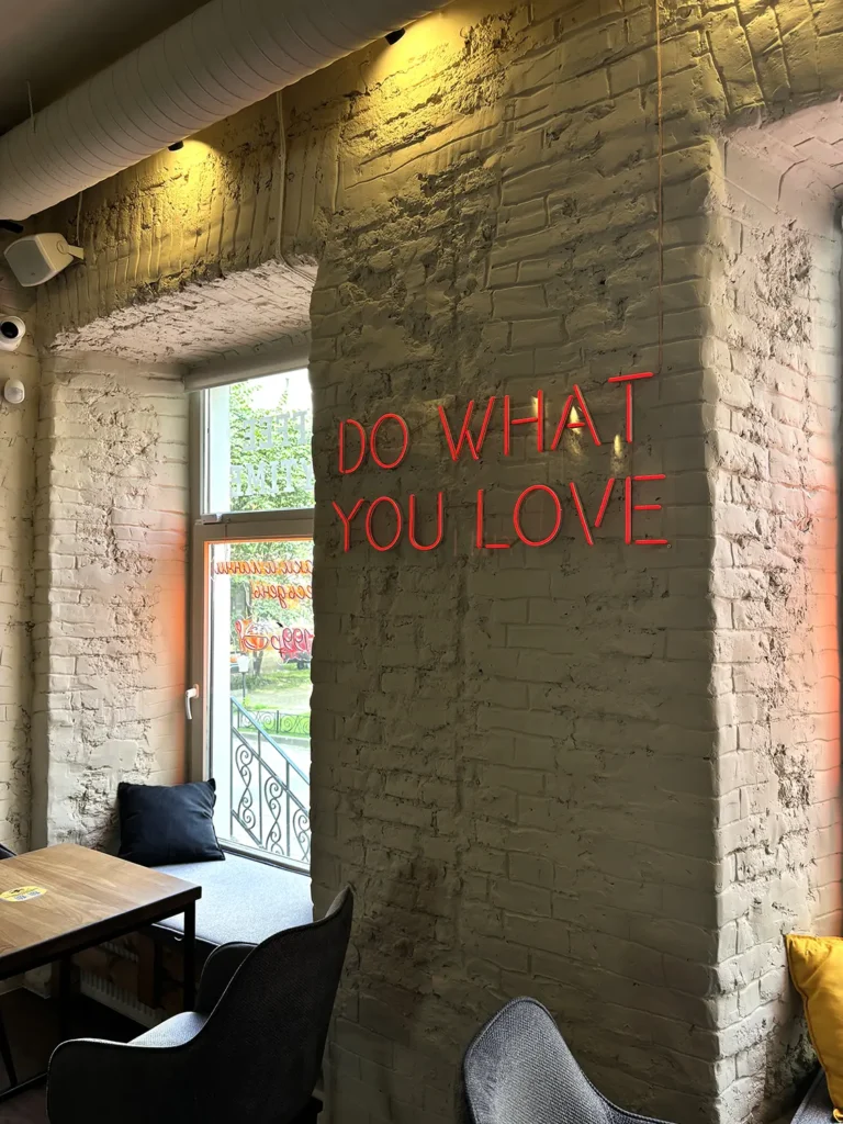 Неоновая вывеска "Do what you love"