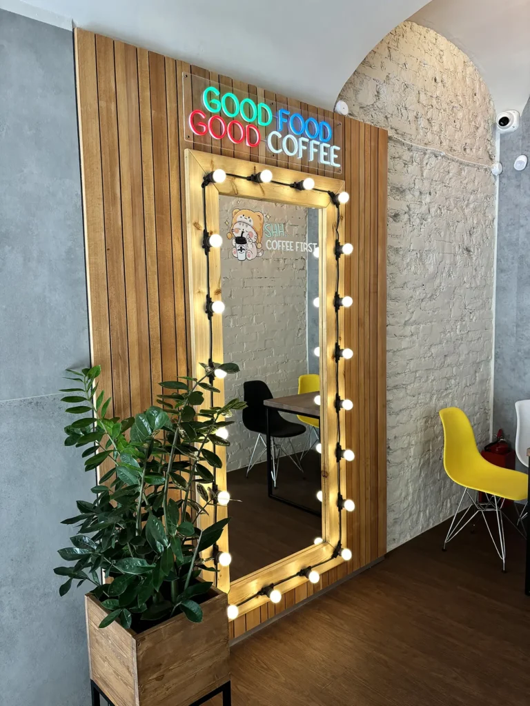 Неоновая вывеска "Good Food Good Coffee"