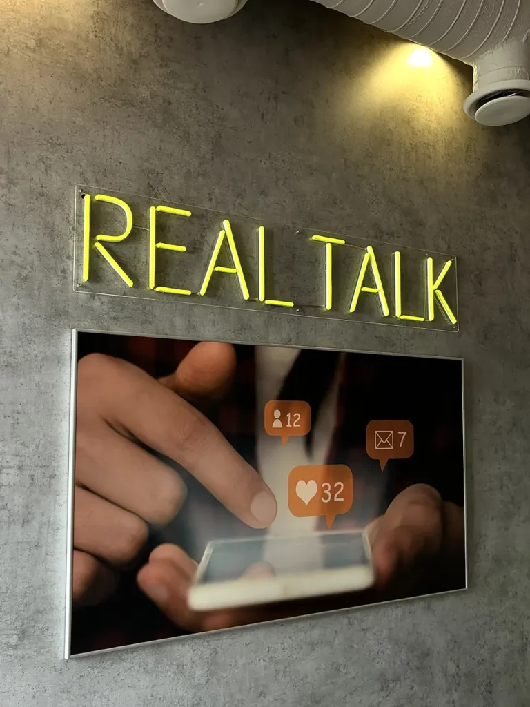 Неоновая вывеска "Real talk"