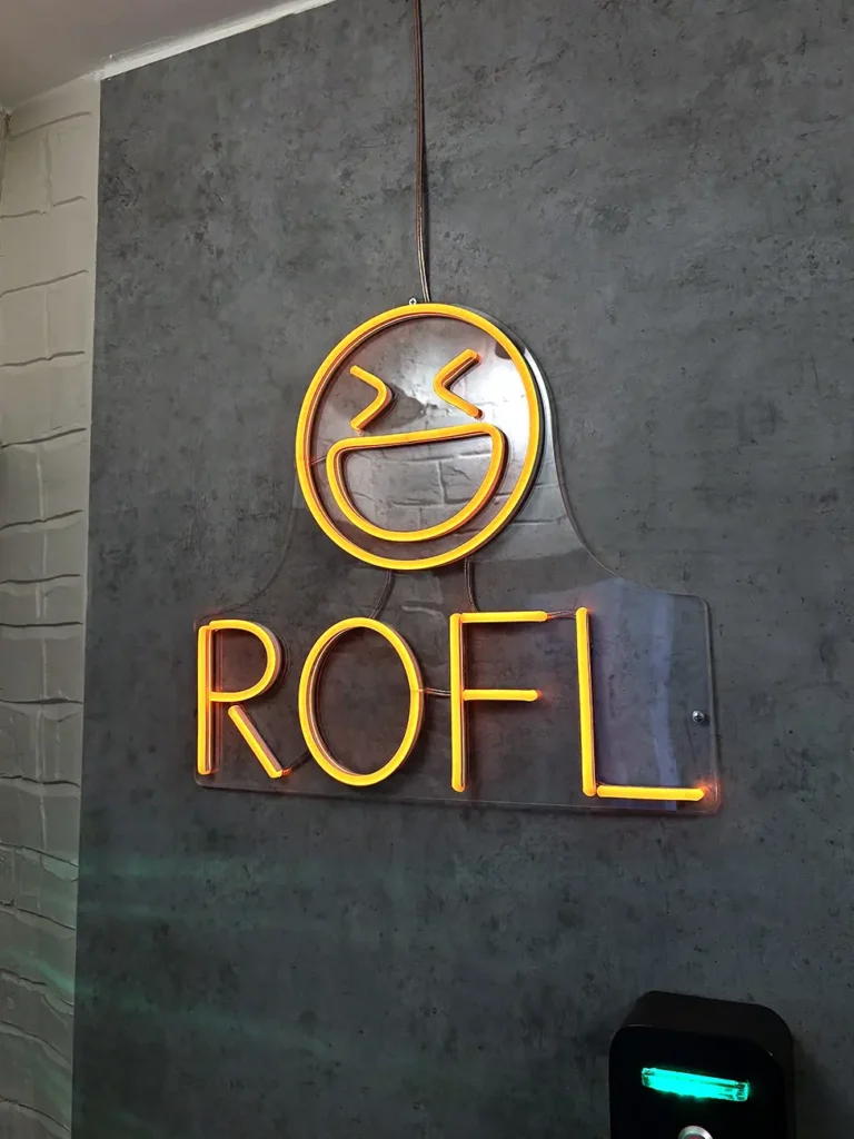 Неоновая вывеска "Rofl"