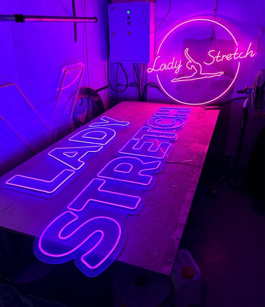 Неоновые вывески "Lady Stretch"
