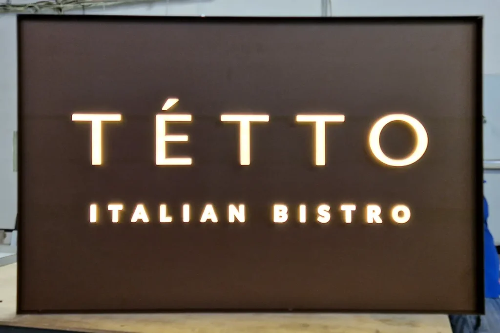 Световая вывеска на подложке "Tetto" (фото 2)