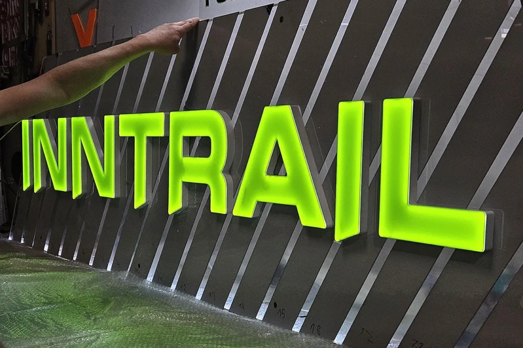 Световая вывеска на раме "Inntrail"