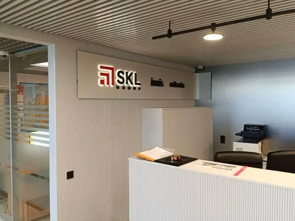 Интерьерная световая вывеска на ресепшен "SKL group"