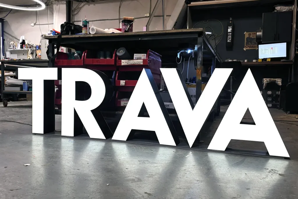 Объемные световые буквы "Trava"